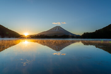 精進湖 湖畔から湖面に映る富士山と朝日