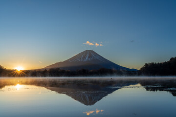 精進湖 湖畔から湖面に映る富士山と朝日