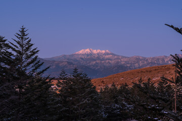 霧ヶ峰高原から夜明けの御嶽山を染めるビーナスベルトとモルゲンロート