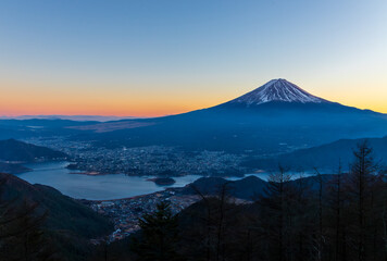 Fototapeta premium 冬の新道峠から夕暮れ時の富士山