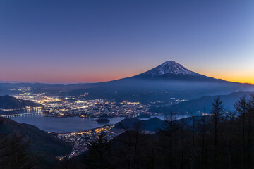 冬の新道峠から夕暮れ時の富士山