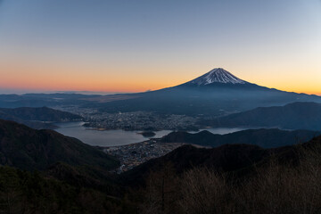 冬の新道峠から夕暮れ時の富士山