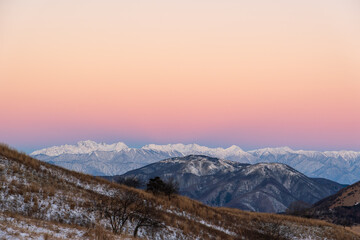 霧ケ峰高原車山湿原遊歩道から北アルプスビーナスベルトとモルゲンロート