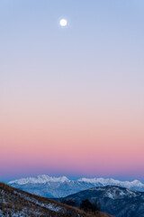 霧ケ峰高原車山湿原遊歩道から北アルプスビーナスベルトとモルゲンロート