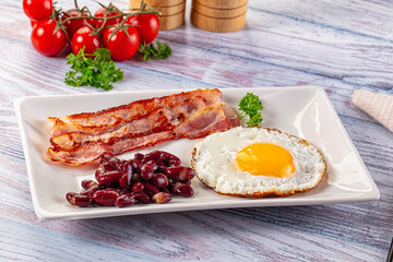 English breakfast with egg, bean and bacon