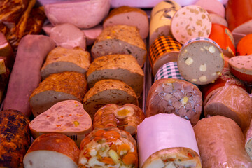 Wursttheke in einer Metzgerei