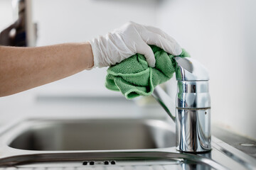 Putzkraft reinigt Küche