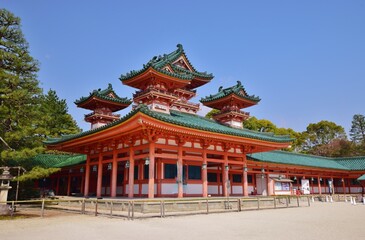 Obraz premium 青空に映える京都 平安神宮