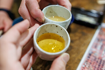 沖縄の伝統的な酒、ハブ酒。
猛毒の毒蛇ハブを泡盛に漬け込んでいる。
非常にアルコール度が高いが、滋養強壮に効果があり、味も美味。
雰囲気のある沖縄料理店。
なんと全品300円均一だった。
しかしどれも手が込んでいて、物凄く美味しい。
深夜の沖縄最大の歓楽街、国際通りで晩酌をする。
沖縄県那覇市松山地区-2025