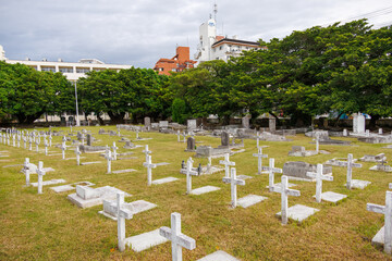 捧げられた花束。
泊外人墓地と美しいガジュマルの木。
泊港は日本国の開国を交渉するために米国から訪れた、マシュー&middot;ペリーが1853年に寄港した場所。
外人墓地の隣に、その事績を記念した上陸記念碑が置かれている。
沖縄県那覇市那覇泊港
沖縄の海の玄関口、那覇泊港。
慶良間諸島の座間味島等へゆく高速ジェットフェリー。
クイーンざまみ3号に乗船した。
2025

