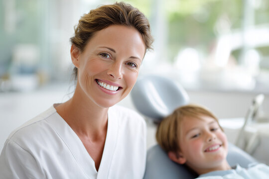 Freundliche Zahn&auml;rztin mit Kind in moderner Zahnarztpraxis