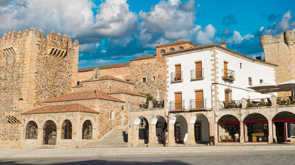 Vista de la plaza mayor de Cáceres con la torre medieval del siglo XII de Bujaco, España © David Andres