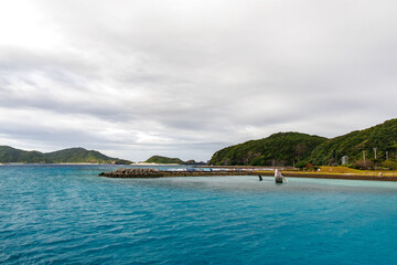 ザトウクジラの像が出迎えてくれる。
クイーンざまみ3号に乗船した。
座間味港
座間味島沖縄県島尻郡慶良間諸島-2025
沖縄本島から40km西方にある諸島。
大小30以上の島々からなる島嶼群は全体が国立公園に指定されている。
珊瑚礁の海、白い砂浜、緑の山地は世界屈指の美しさ。
多くの貴重な動植物が生息している。
