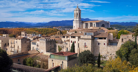 Obraz premium View of the city from the defensive wall and Cathedral of Santa María, 11th century Romanesque, 13th century Gothic, Girona, Catalonia, Spain