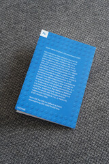 Obraz premium Blue LEGO gift card with Polish text on a gray carpet background