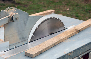 Kreissäge, Werkzeug, Ausrüstung und Materialen auf einer Baustelle / selektive Schärfe und Copy Space