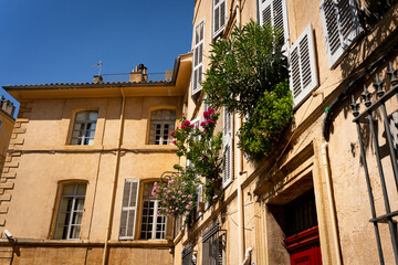 Fototapeta premium Provencal streets and buildings with traditional houses in southern France, Provence. Aix-en-Provence city on sunny summer day