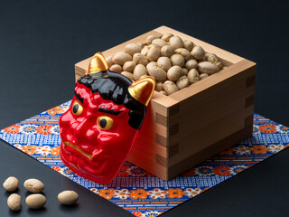 赤鬼のお面と節分の豆まきのイメージ
