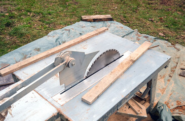 Kreissäge, Werkzeug, Ausrüstung und Materialen auf einer Baustelle / selektive Schärfe und Copy Space