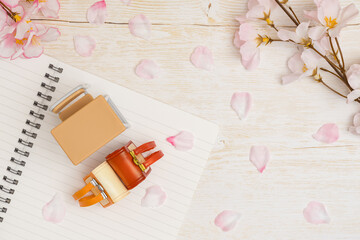 卒業入学イメージ｜机とランドセルと桜