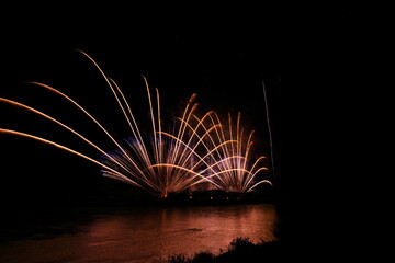 水面に映る花火