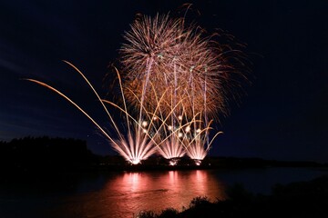 水面に映る花火