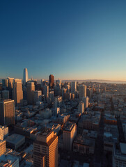 Obraz premium sunset over the city on a cloudless day