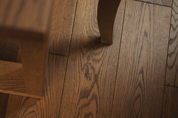 Fragment nóżki krzesła i stoły na drewnianej podłodze © vofchok