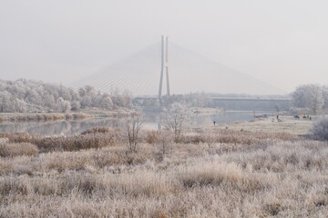 Most Rędziński we Wrocławiu zimą na tle rzeki Odra © vofchok