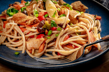 Fried noodles with chicken and vegetables.