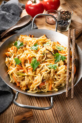 Fried noodles with chicken and vegetables.