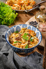 Fried noodles with chicken and vegetables.