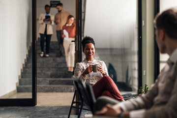 Obraz premium Team Gathering with Coffee and Smiles in Office Setting