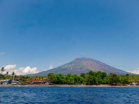Le volcan Agung &agrave; Bali vu depuis la mer d'Amed