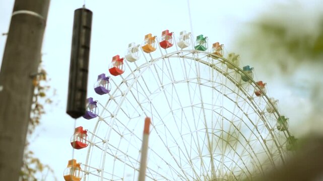 ferris wheel rotating slowly