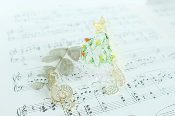 Christmas tree on music sheet