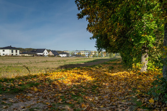 Blick vom Friedhofsweg in Neukirch Lausitz auf eine Eigenheimsiedlung und der Oberschule "Am Valtenberg"