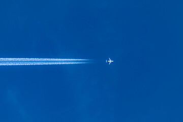 Flugzeug am Blauen Himmel