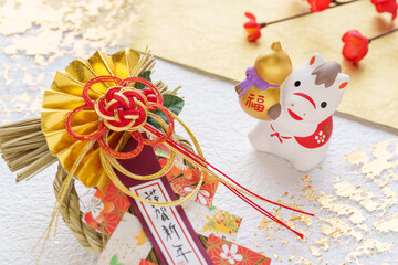 午年の置物としめ飾りのお正月背景