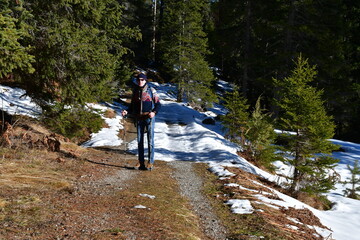 Mann wandert bei Seefeld in Tirol