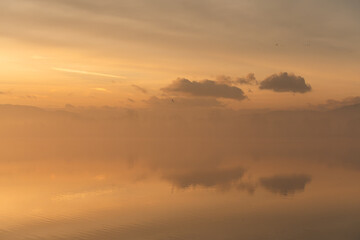 Piękny malowniczy wschó słonca nad wodą.  © Elżbieta Kaps