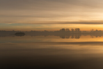 Piękny malowniczy wschó słonca nad wodą.  © Elżbieta Kaps