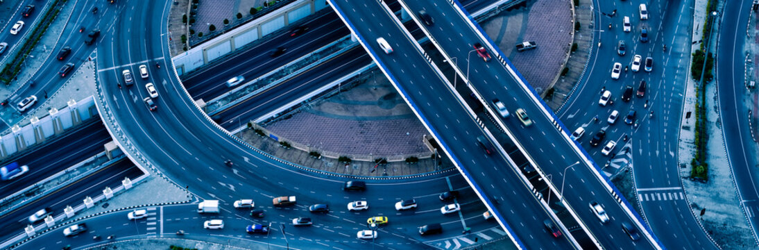 Expressway, Self-driving autonomous electric cars of the future with elements move along a busy traffic intersection. Artificial Intelligence, Car Scan, GPS Tracking, Smart Roads, IoT, highway