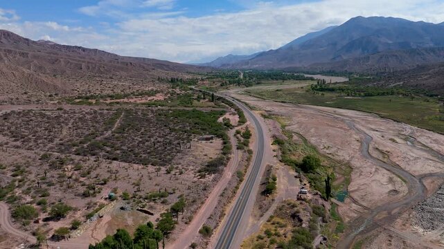 Vista a&eacute;rea con drone de la quebrada de Humahuaca, provincia de Jujuy, Argentina