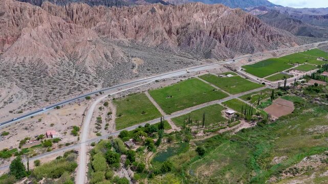 Vista a&eacute;rea con drone de vi&ntilde;edos en la Quebrada de Humahuaca, provincia de Jujuy, Argentina