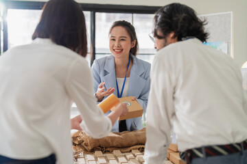 Obraz premium smart business team shares ideas and discusses new ways forward for recyclable, upcycled ESG packaging and material reuse to promote green earth product usage for the future.