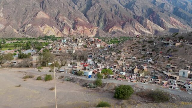 Vista a&eacute;rea con drone del pueblo de Maimar&aacute; en la provincia de Jujuy, Argentina