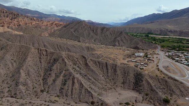 Vista a&eacute;rea con drone del pueblo de Maimar&aacute; en la provincia de Jujuy, Argentina