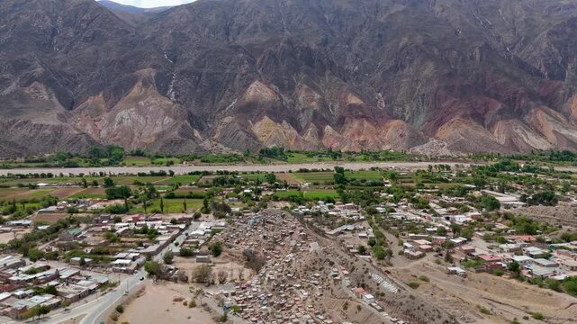 Vista a&eacute;rea con drone del pueblo de Maimar&aacute; en la provincia de Jujuy, Argentina