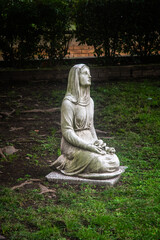 La scultura che rappresenta una donna triste nel giardino del cimitero di San Michele a Venezia